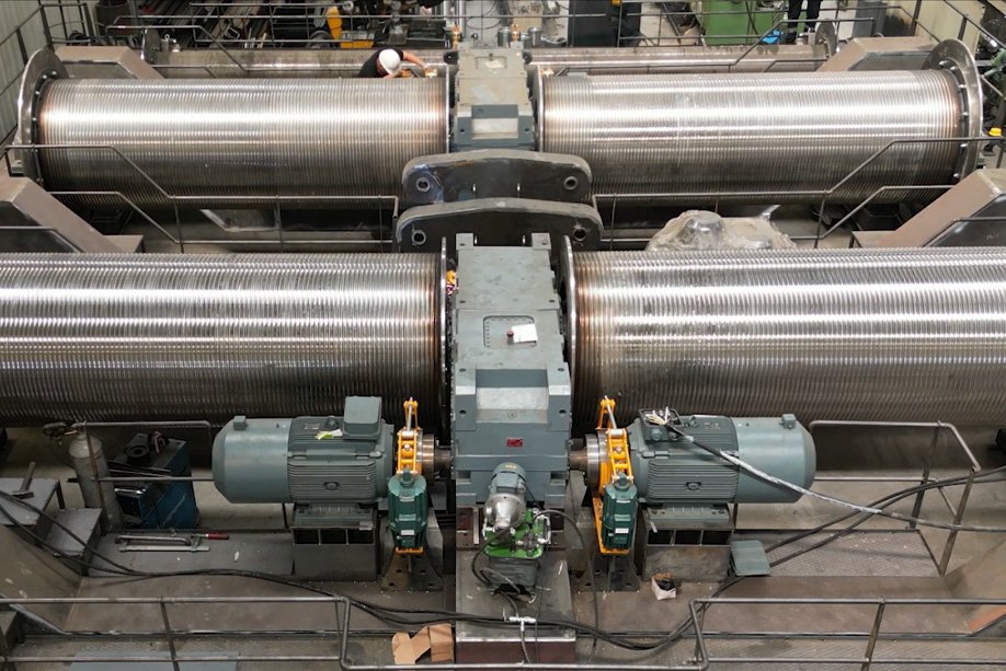 Turbine hall process crane equipped with a specialised hoisting system