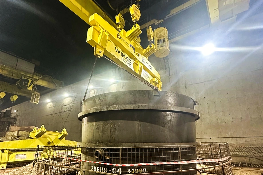 Power station maintenance bay served by a custom-engineered crane system